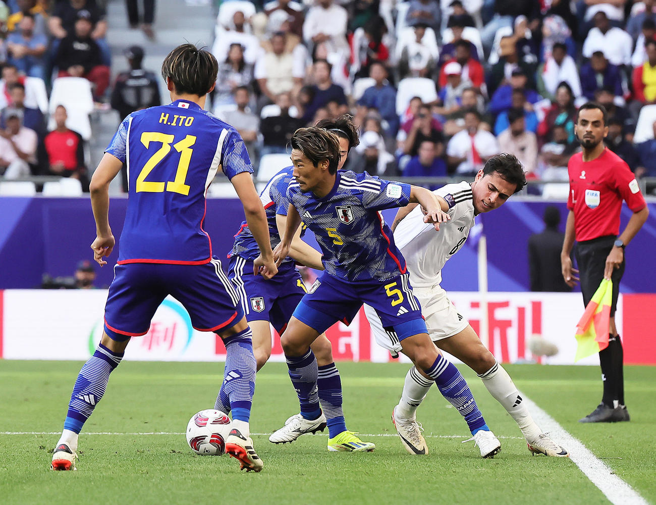 日本対イラク　後半、競り合う守田（中央）（撮影・足立雅史）
