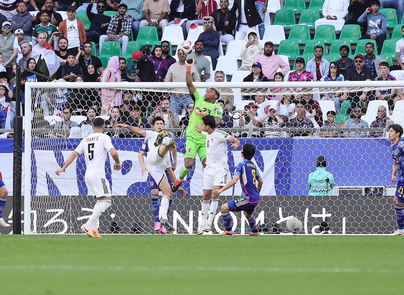 日本対イラク　前半、シュートを防ぐGK鈴木（撮影・足立雅史）