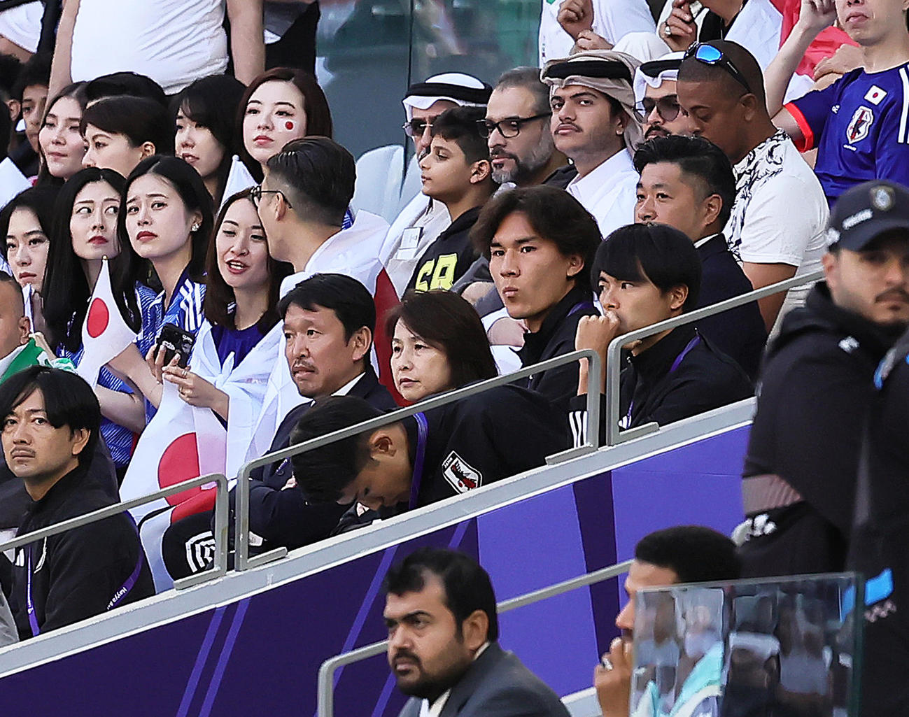 日本対イラク　スタンドから厳しい表情を試合を見つめる三笘（中央右）（撮影・足立雅史）