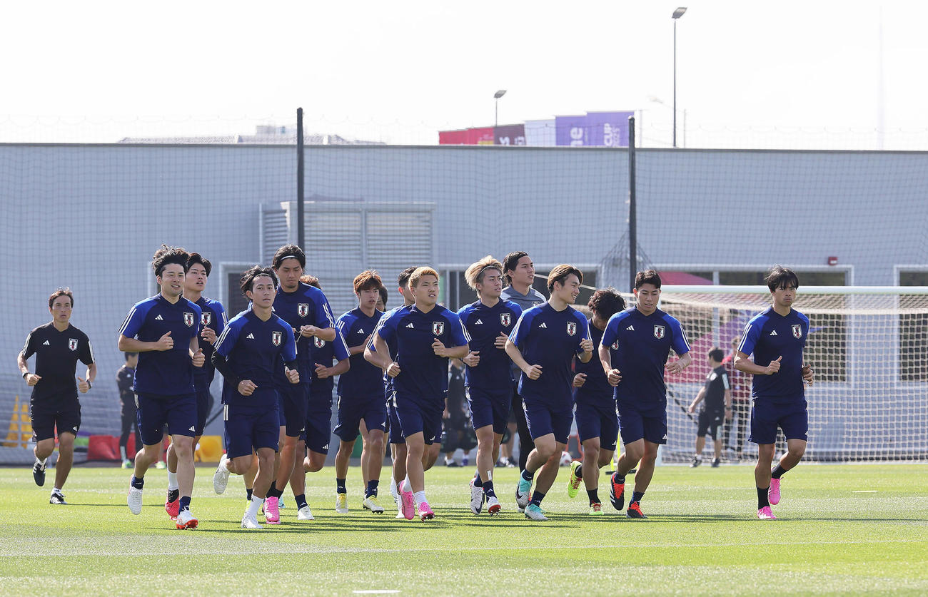 ランニングする日本代表の選手たち（撮影・足立雅史）