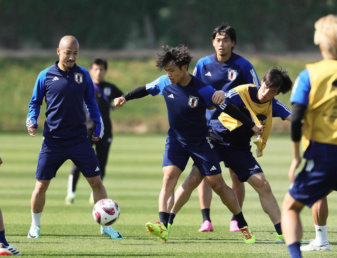 練習で競り合う、手前左から前田、旗手、トレーニングパートナーの貴田。後方は町田（撮影・足立雅史）