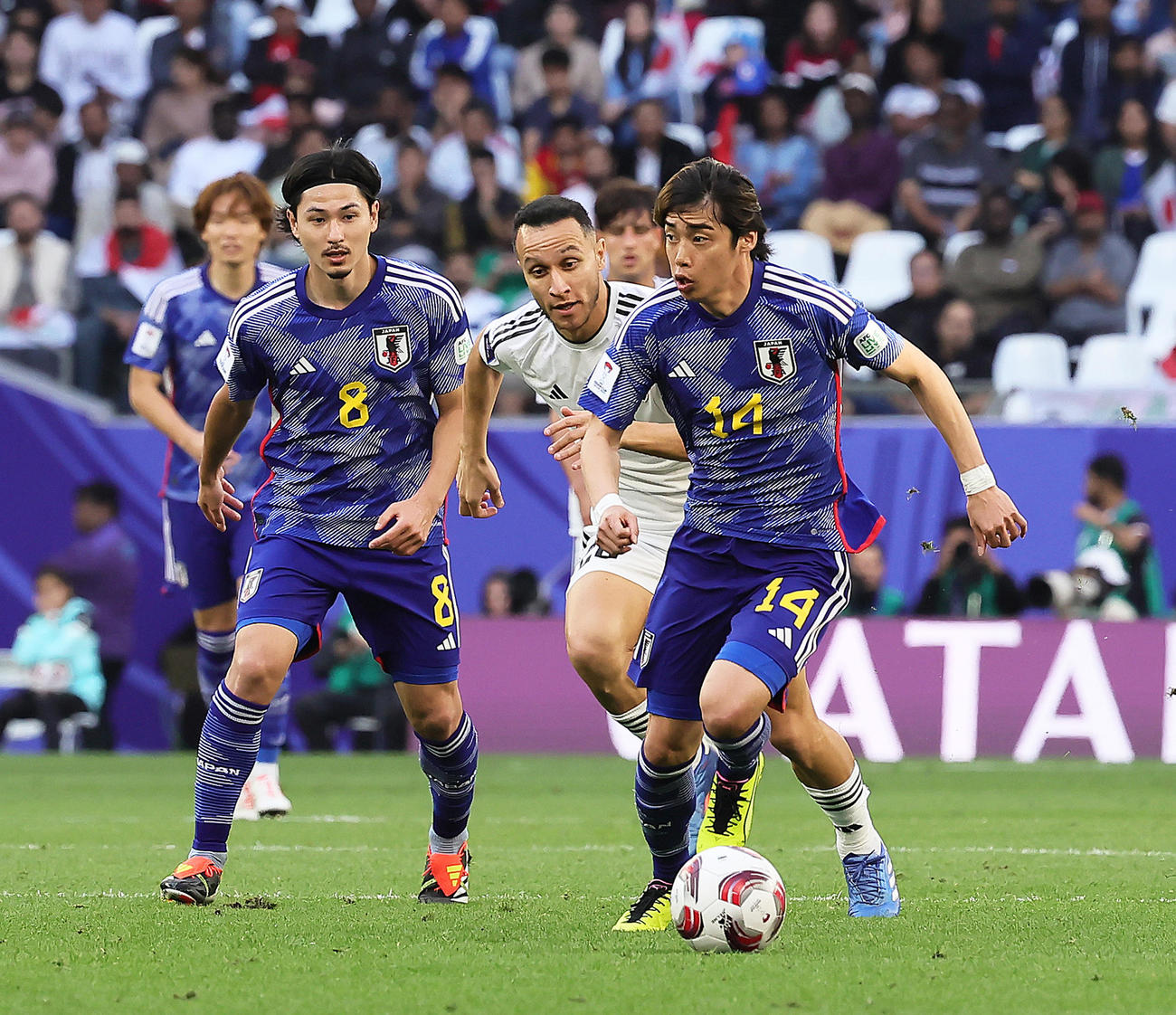 日本対イラク　後半、攻め込む伊東（右）。左は南野（撮影・足立雅史）