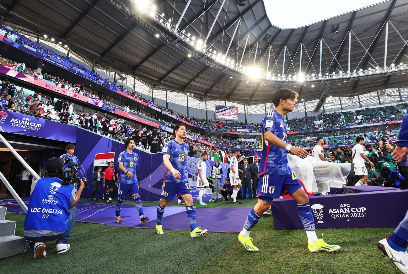 19日、アジア杯カタール大会1次リーグ日本対イラク　入場する、右から久保建英、浅野拓磨、南野拓実、伊東純也