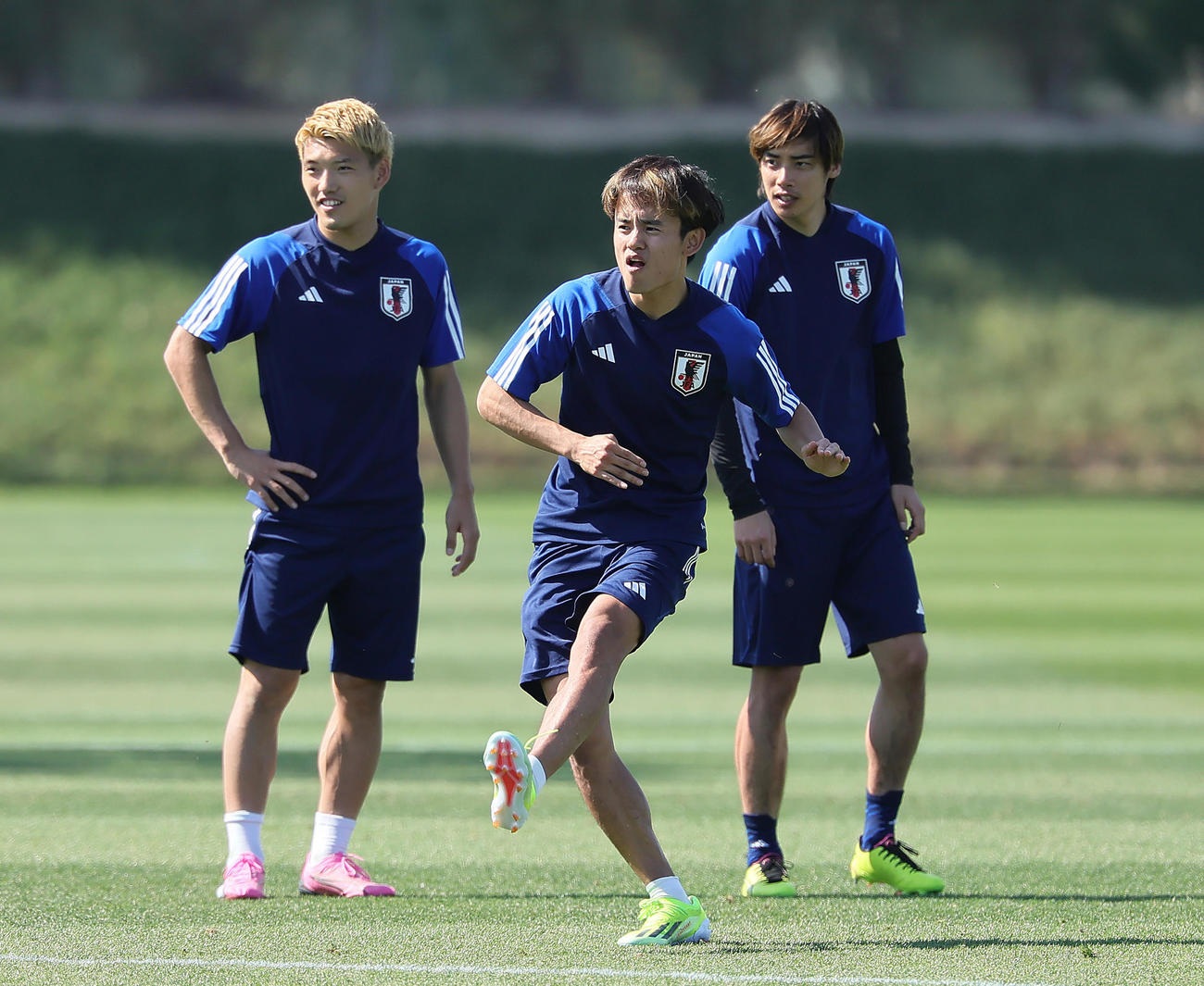 シュート練習する、左から堂安、久保、伊東（撮影・足立雅史）