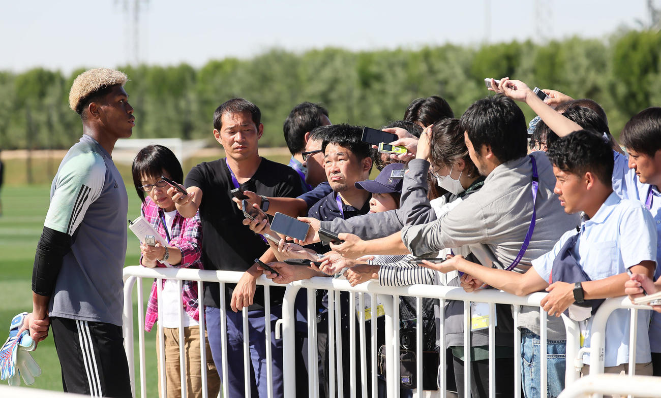 練習後、取材を受けるGK鈴木（左端）（撮影・足立雅史）