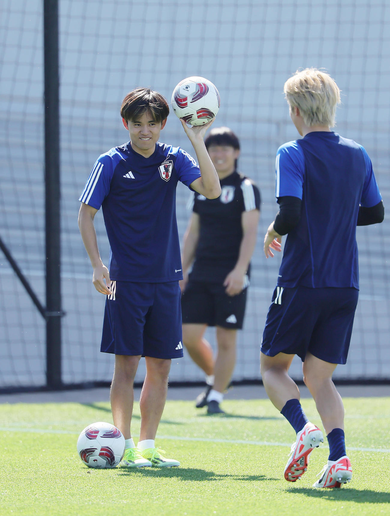 練習中、リラックスした表情を見せる久保（撮影・足立雅史）