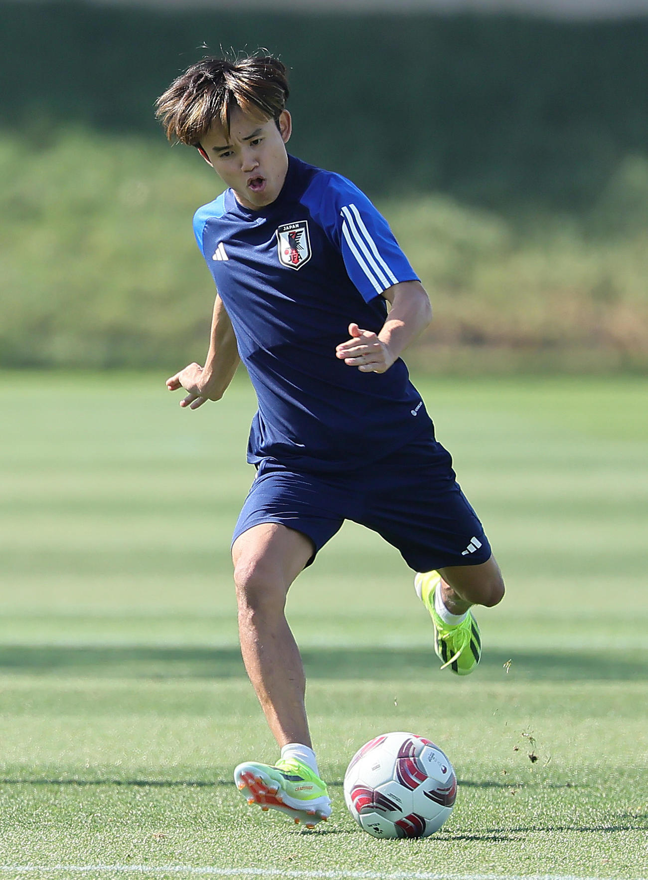 シュート練習する久保（撮影・足立雅史）