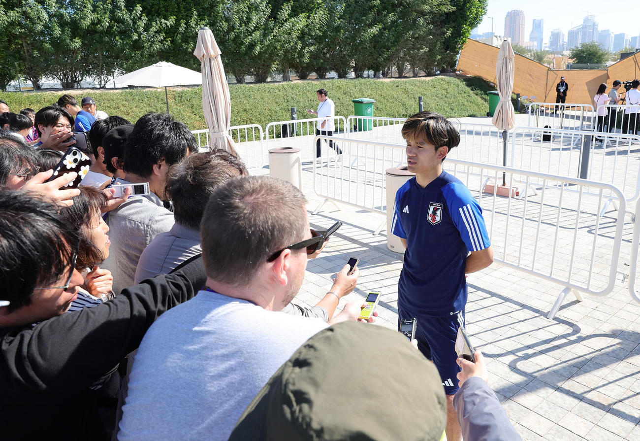 アジア杯カタール大会関連・日本代表練習　練習後、取材を受ける久保（撮影・足立雅史）