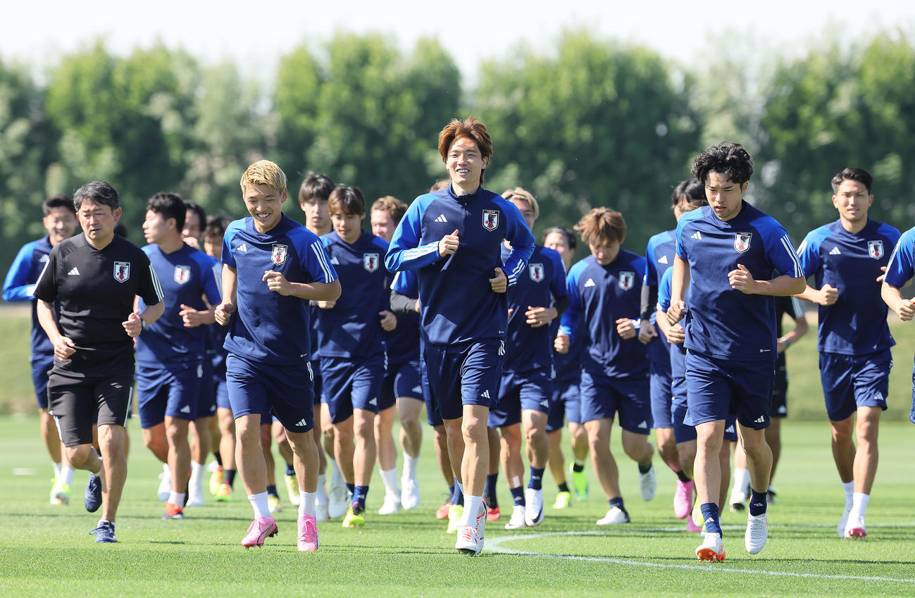 ランニング中、笑顔を見せる板倉（手前中央）、堂安（同左ら）（撮影・足立雅史）