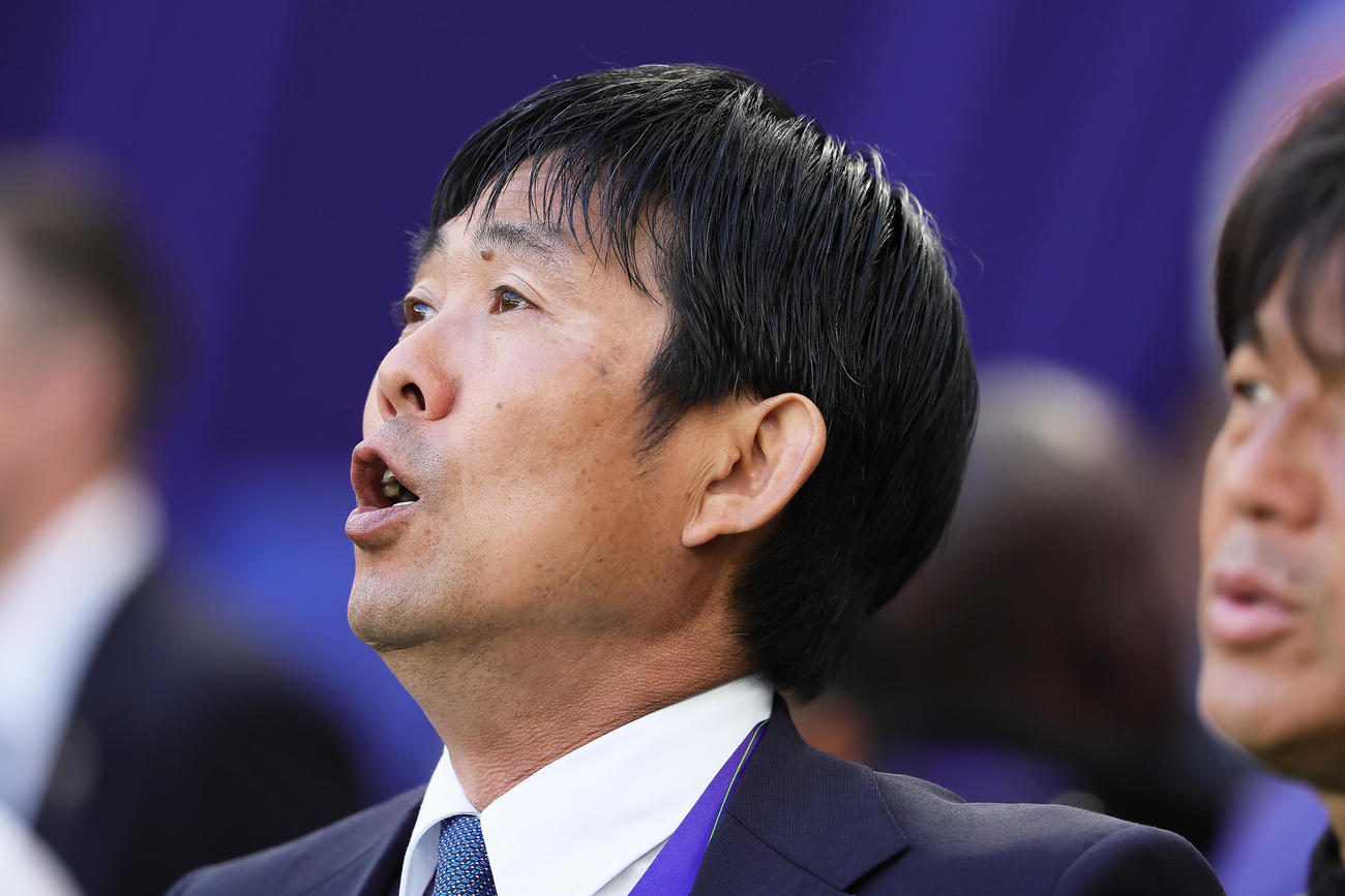 日本対インドネシア　試合前に君が代を歌う森保監督（撮影・足立雅史）
