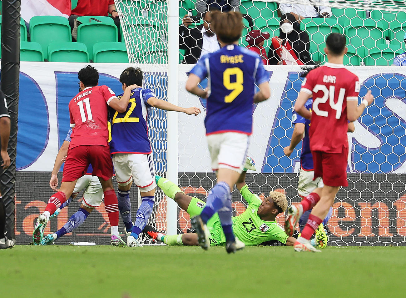 日本対インドネシア　前半、ピンチに体を投げ出すGK鈴木（後方）（撮影・足立雅史）