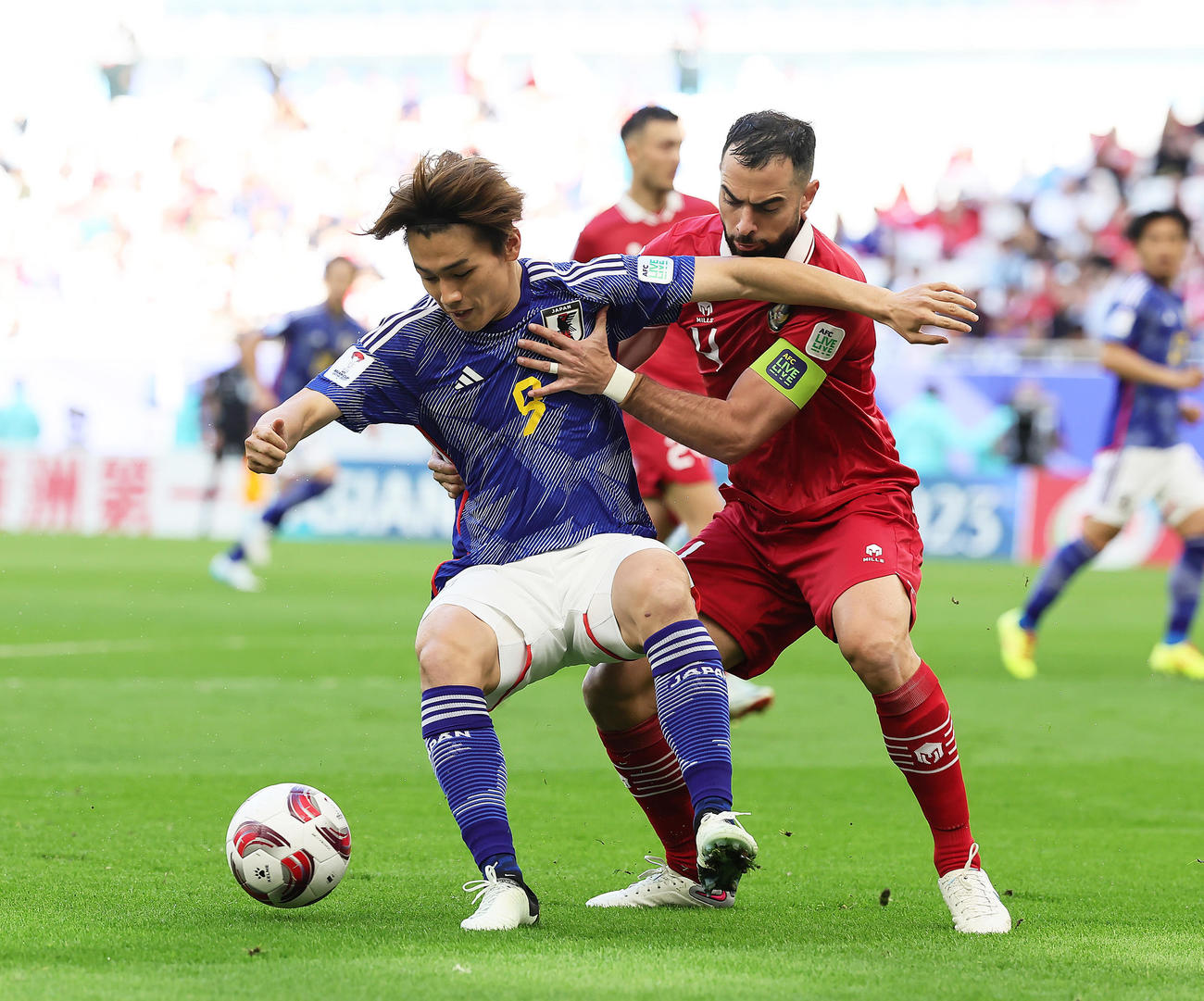 日本対インドネシア　前半、ペナルティーエリア内でファウルを受ける上田（撮影・足立雅史）