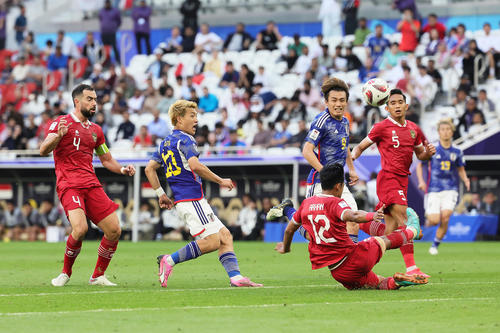 日本対インドネシア　後半、ループシュートを放つ堂安（左から2人目）（撮影・足立雅史）