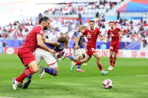 日本対インドネシア　前半、ペナルティーエリア内でファウルを受ける上田（撮影・足立雅史）