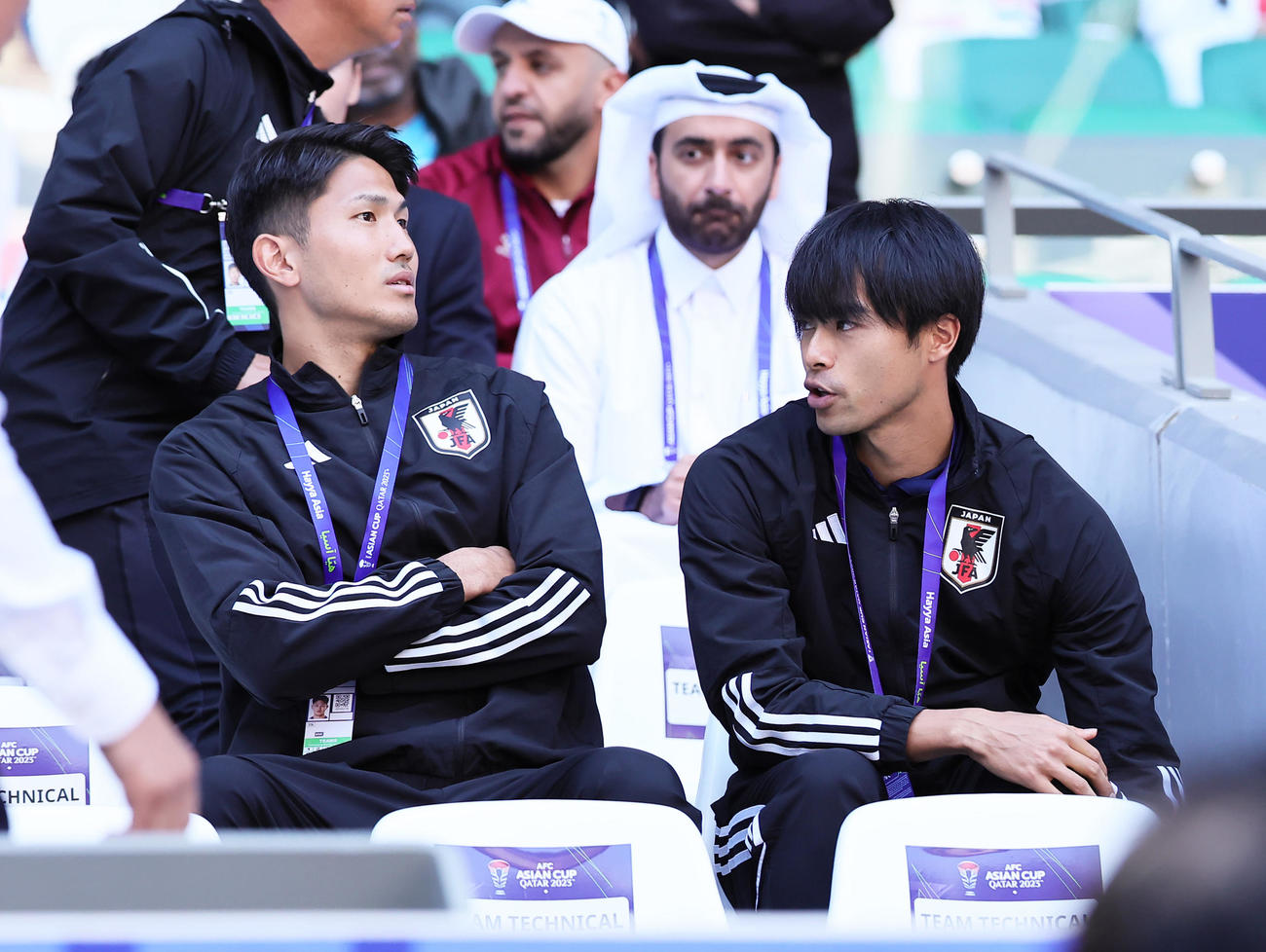 19日イラク戦でスタンドから試合を見つめるベンチ外の渡辺剛（左）と三笘薫