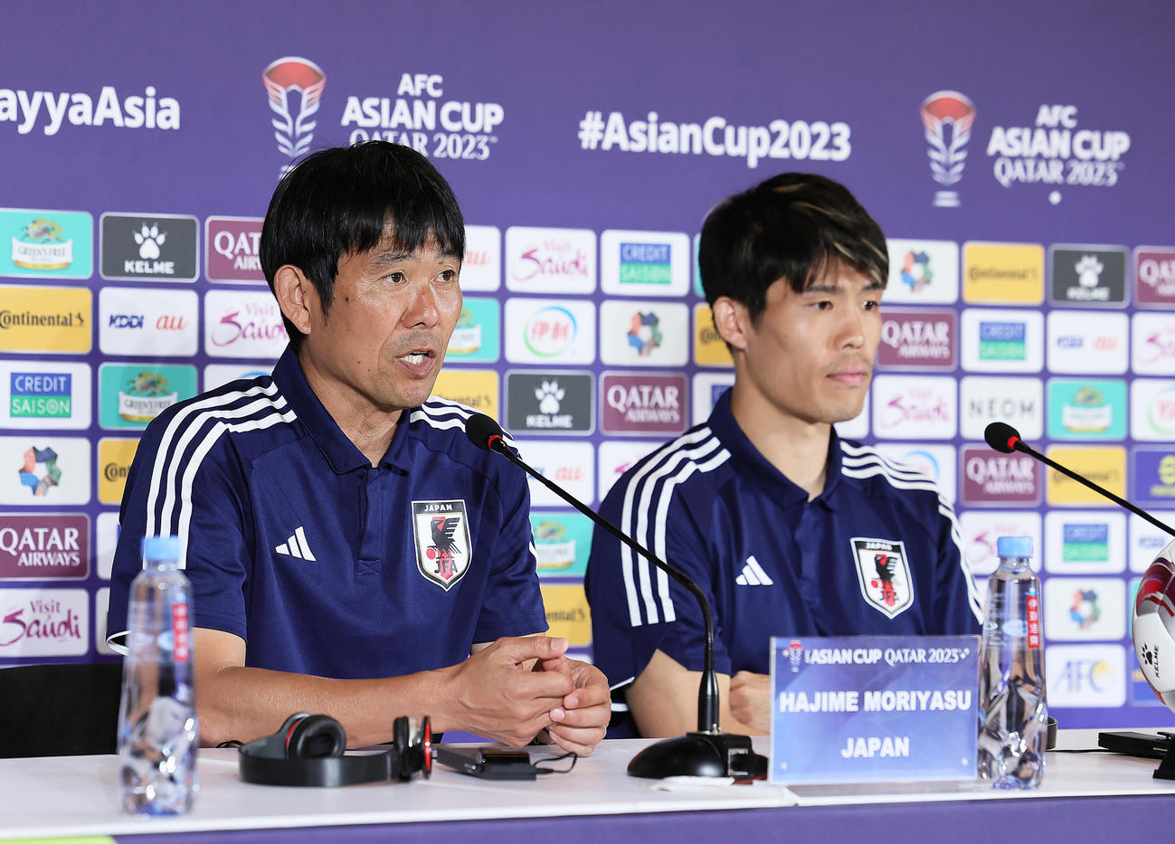公式会見に臨む森保監督（左）と冨安（撮影・足立雅史）