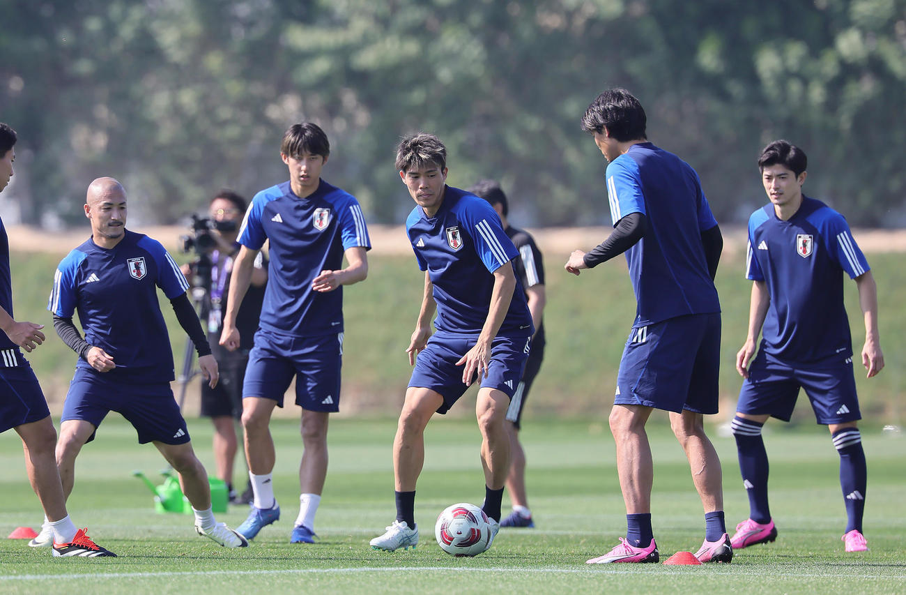 練習でボールを追う、左から前田、伊藤、冨安、町田、谷口（撮影・足立雅史）