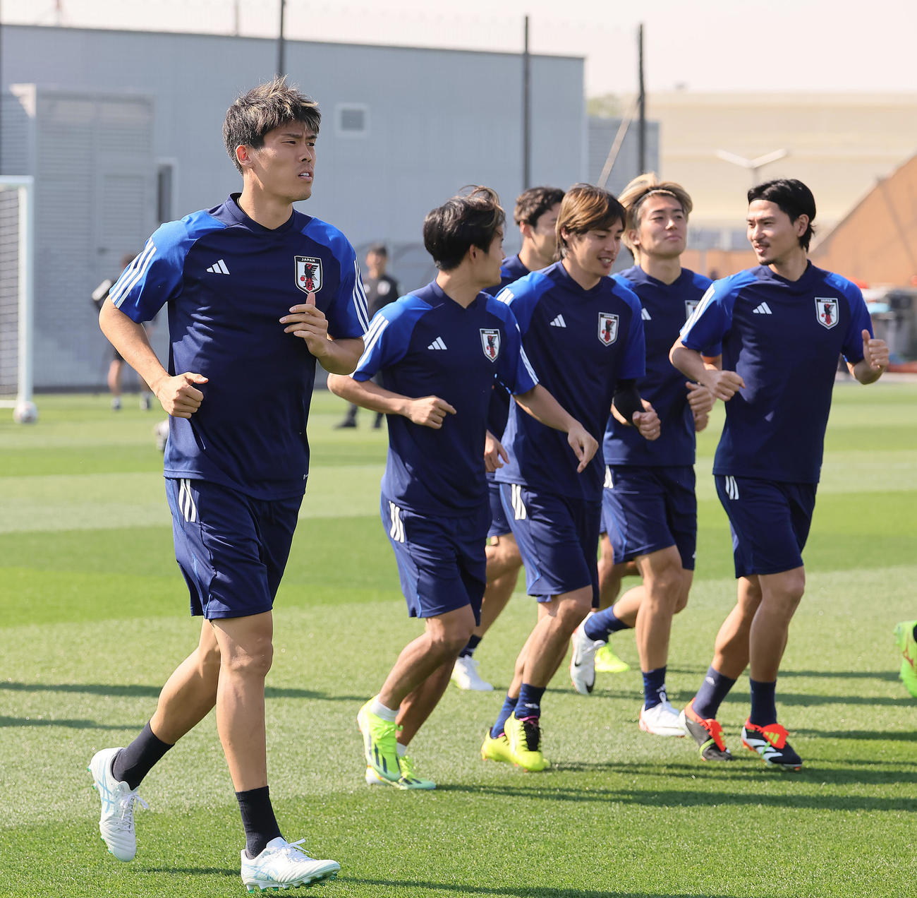 ランニングする冨安（左端）ら（撮影・足立雅史）