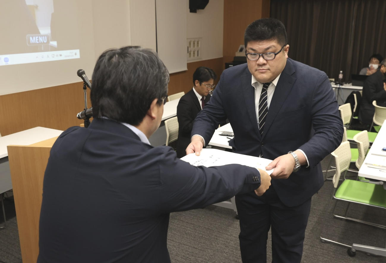 新聞労連ジャーナリズム大賞で専門紙・スポーツ紙賞を受賞した本紙の平山記者（撮影・河野匠）