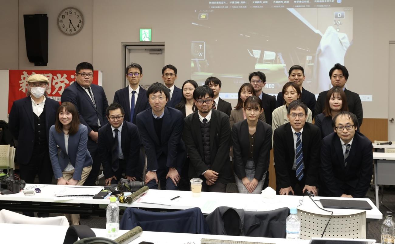新聞労連ジャーナリズム大賞授賞式を終え記念撮影する受賞者。後列左端は専門紙・スポーツ紙賞を受賞した本紙の平山記者（撮影・河野匠）