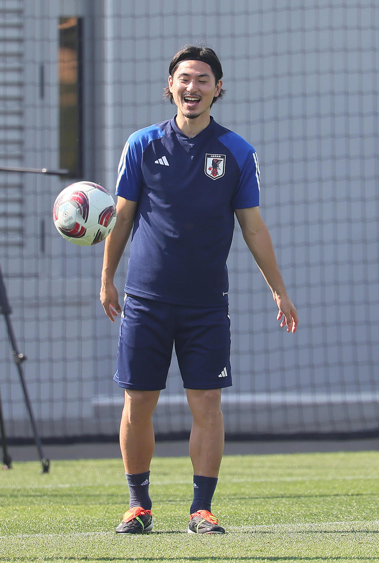 練習前、笑顔を見せる南野（撮影・足立雅史）