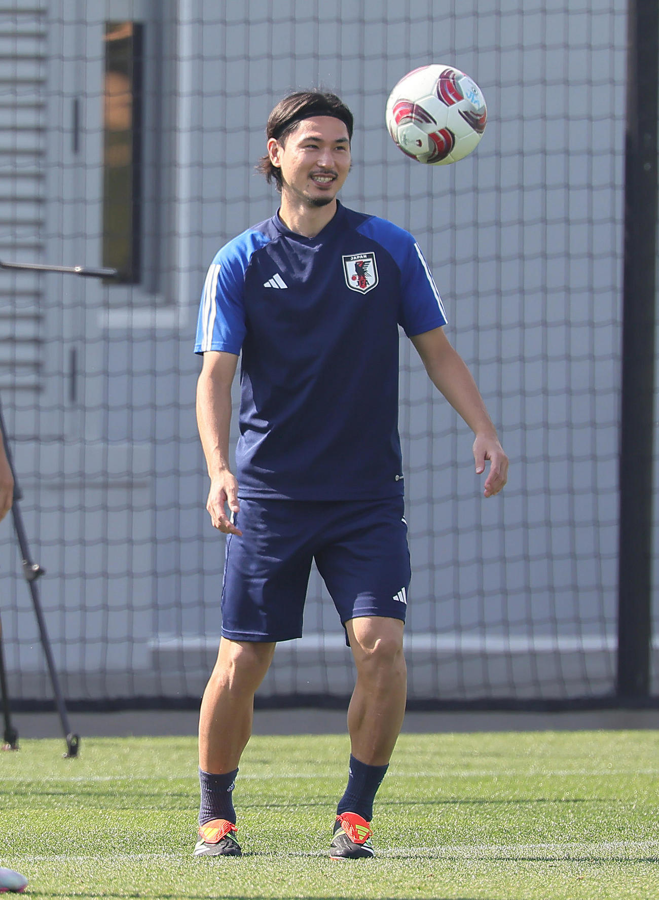 練習前、笑顔を見せる南野（撮影・足立雅史）