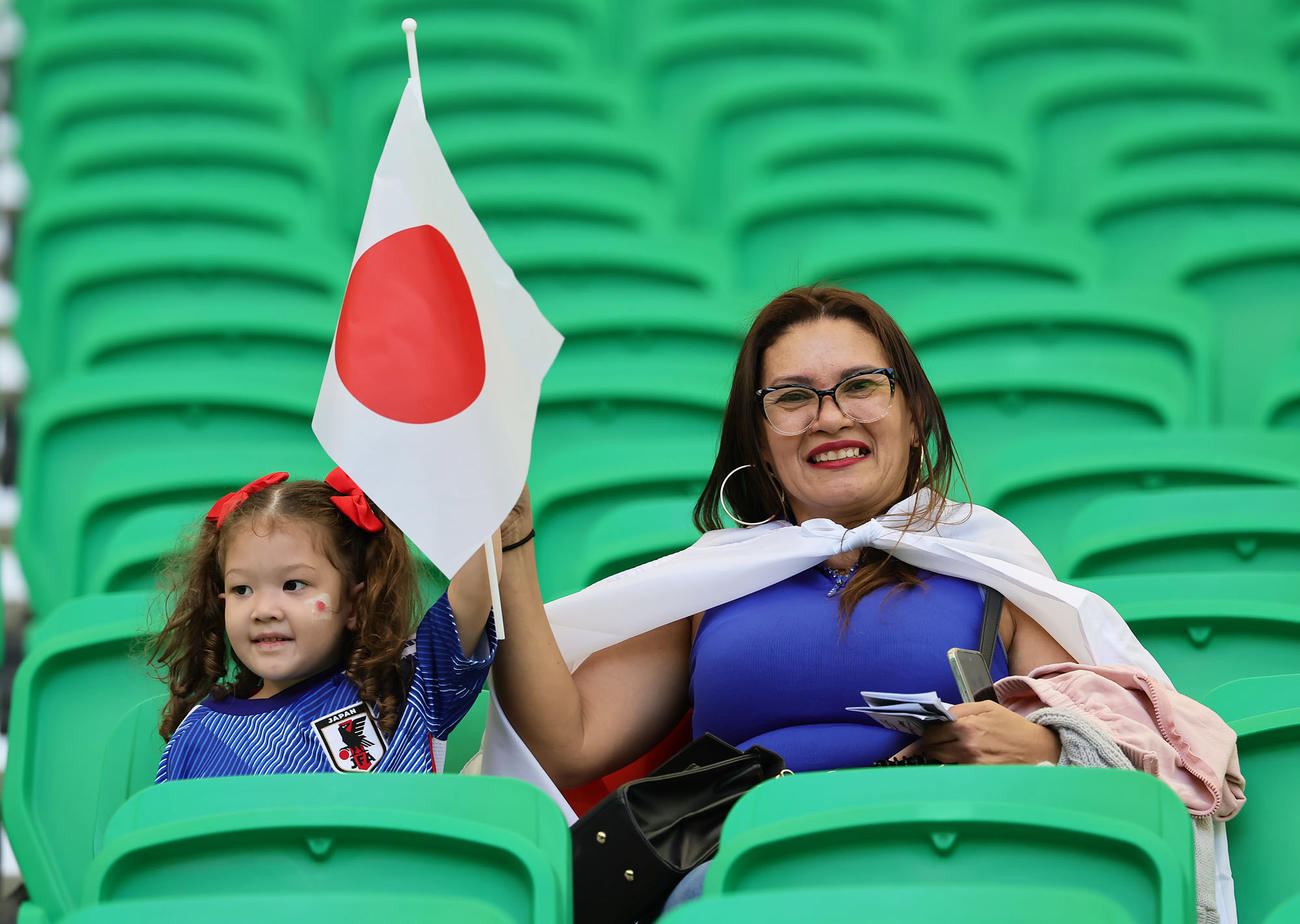 日本対インドネシア　試合を前に盛り上がるサポーター（撮影・足立雅史）