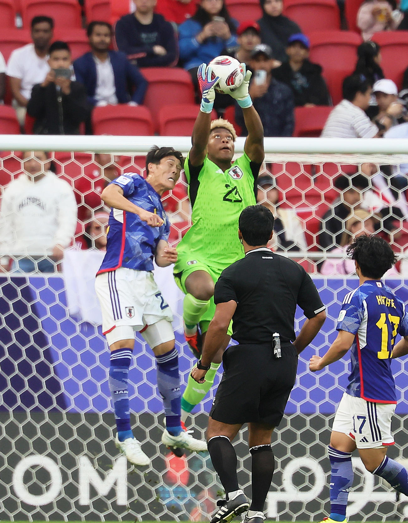 日本対インドネシア　後半、ボールをキャッチするGK鈴木（右）（撮影・足立雅史）