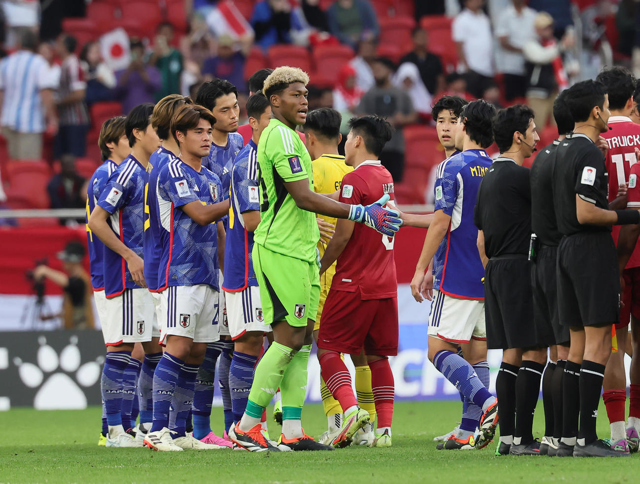 日本対インドネシア　勝利し、タッチを交わすGK鈴木（中央左）ら（撮影・足立雅史）