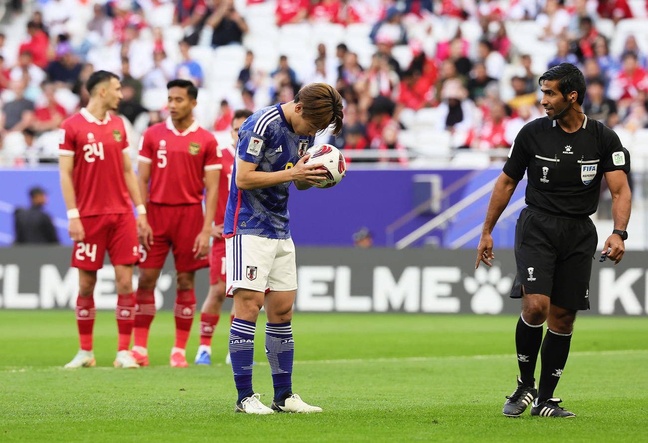 日本対インドネシア　前半、PKを蹴る直前、ボールに思いを込める上田（撮影・足立雅史）