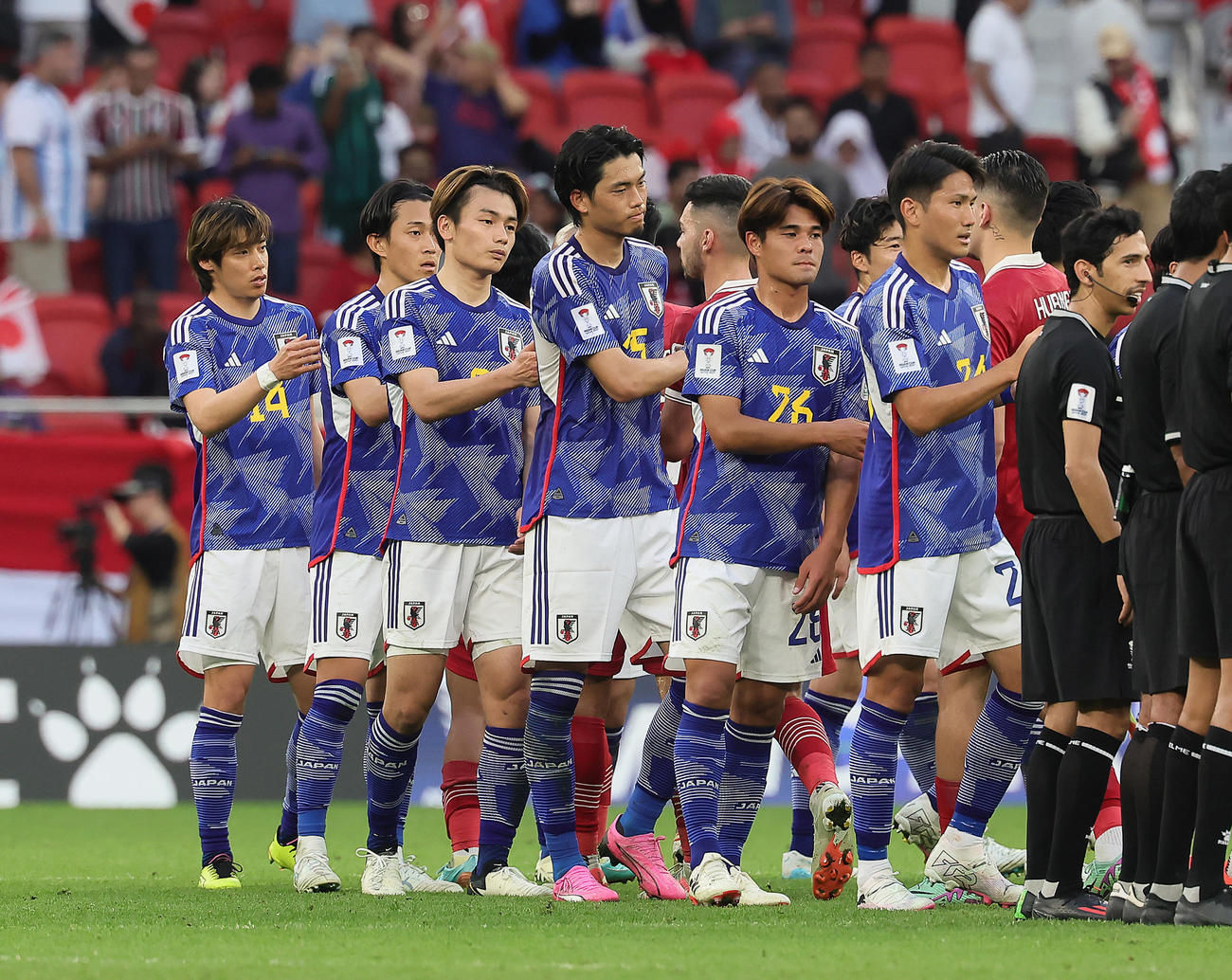日本対インドネシア　勝利しタッチを交わす上田（左から3人目）ら（撮影・足立雅史）