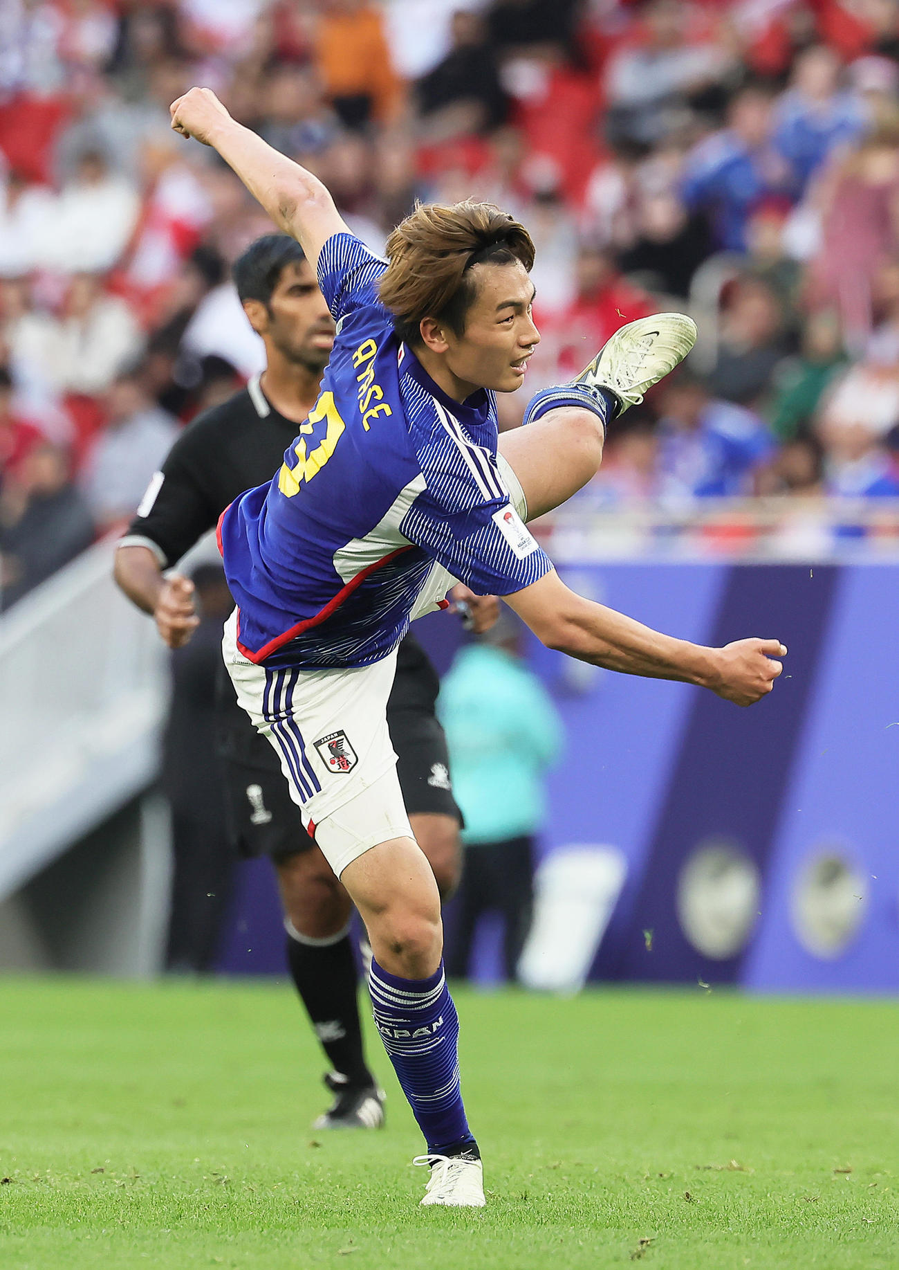 日本対インドネシア　後半、シュートを放つ上田（撮影・足立雅史）