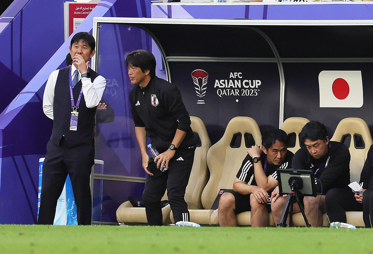 日本対インドネシア　後半、失点し渋い顔を見せる森保監督（左端）（撮影・足立雅史）