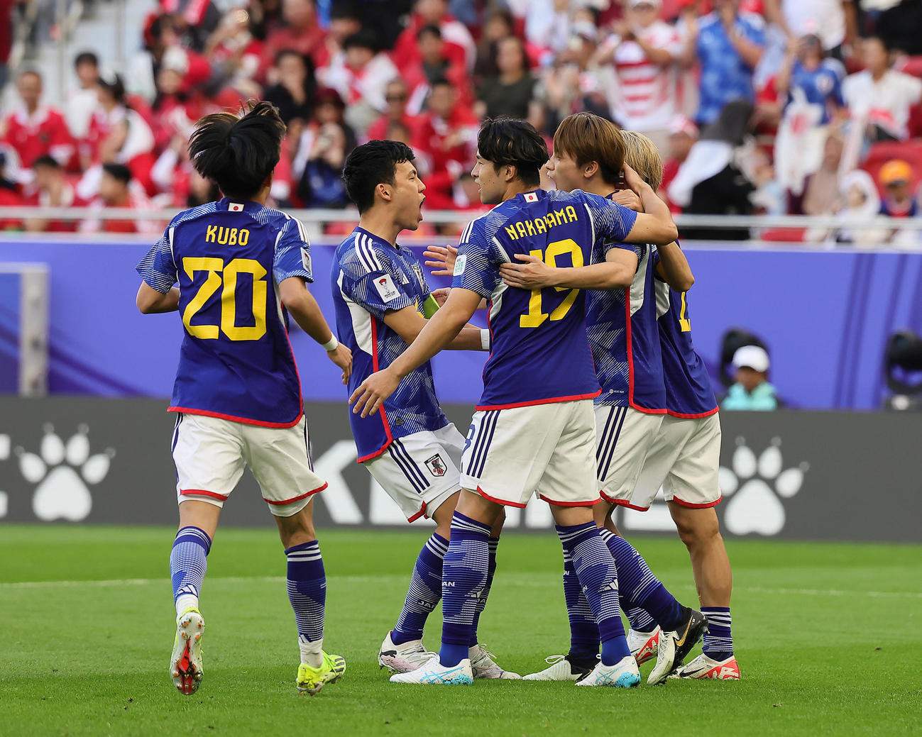 日本対インドネシア　前半、上田綺世（左から4人目）のPKで先制し喜ぶ選手たち（撮影・足立雅史）
