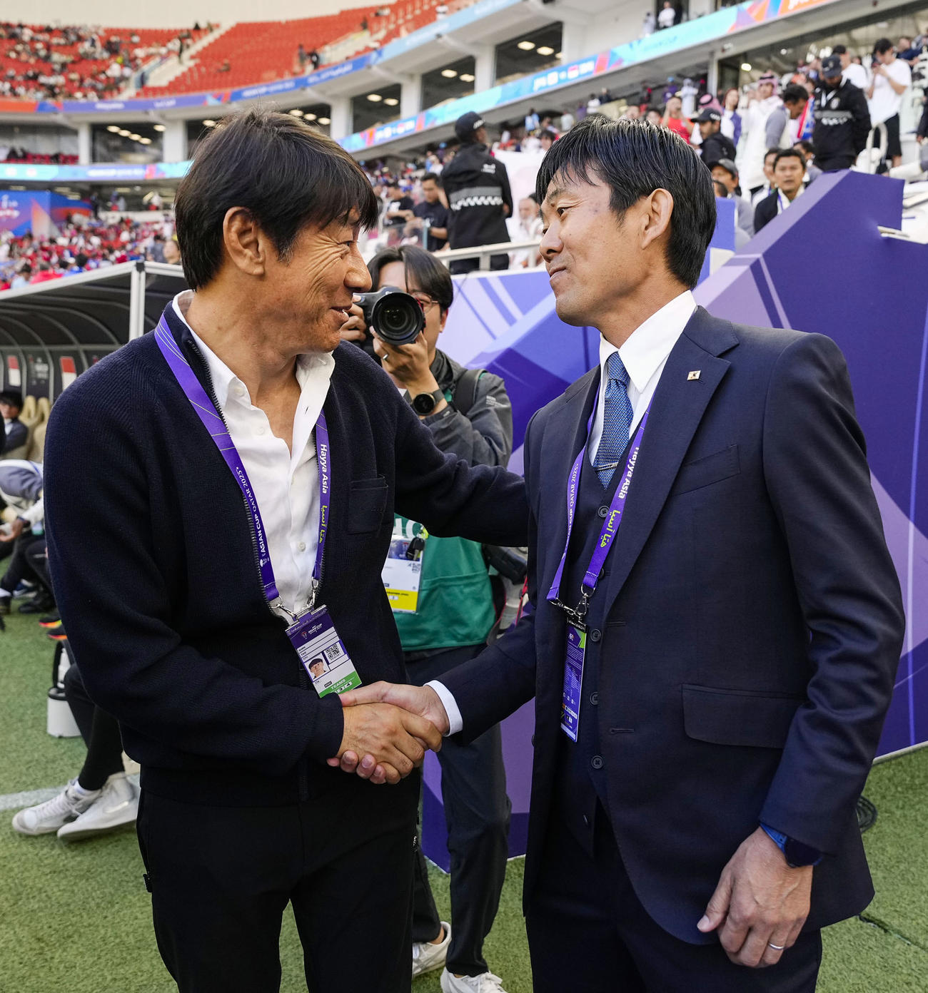 試合前、インドネシアの申台竜監督と握手を交わす森保監督（右）（共同）