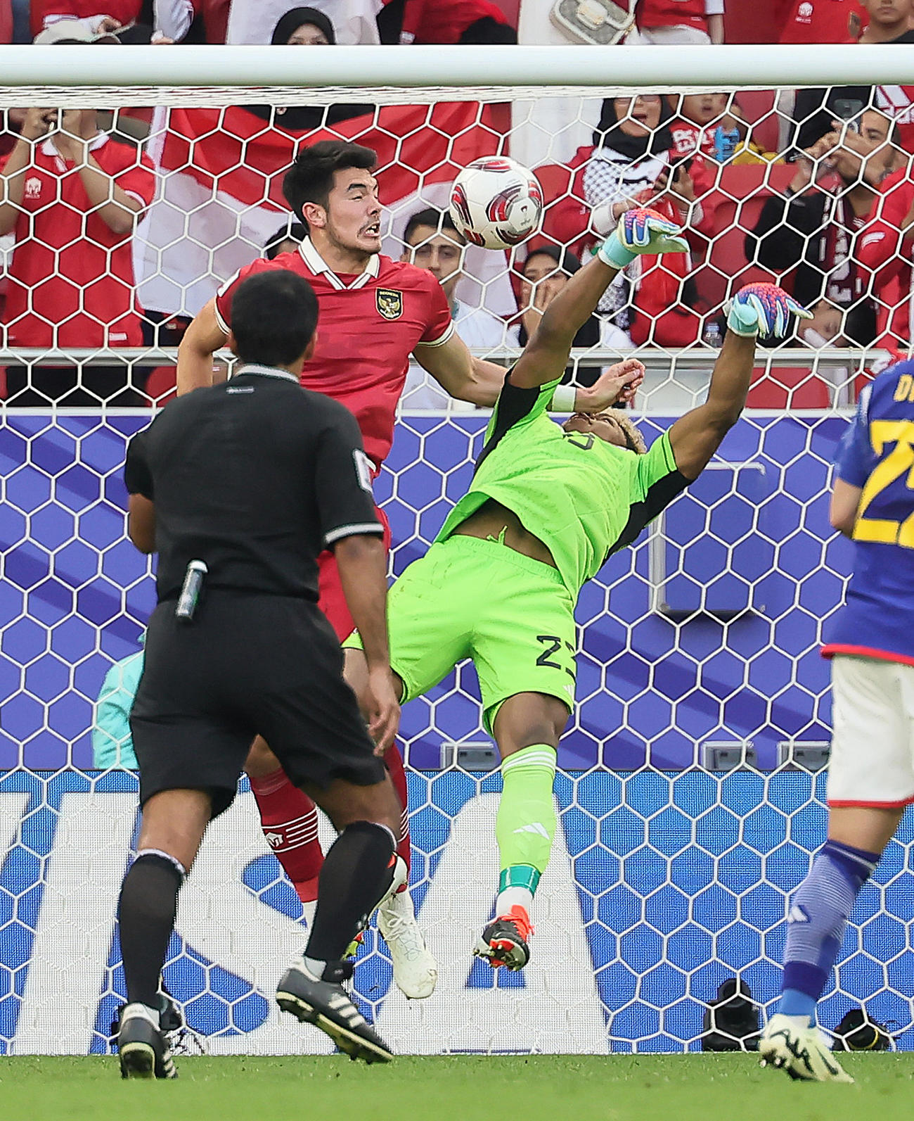 日本対インドネシア　後半、ファウルを受けるGK鈴木（右）（撮影・足立雅史）