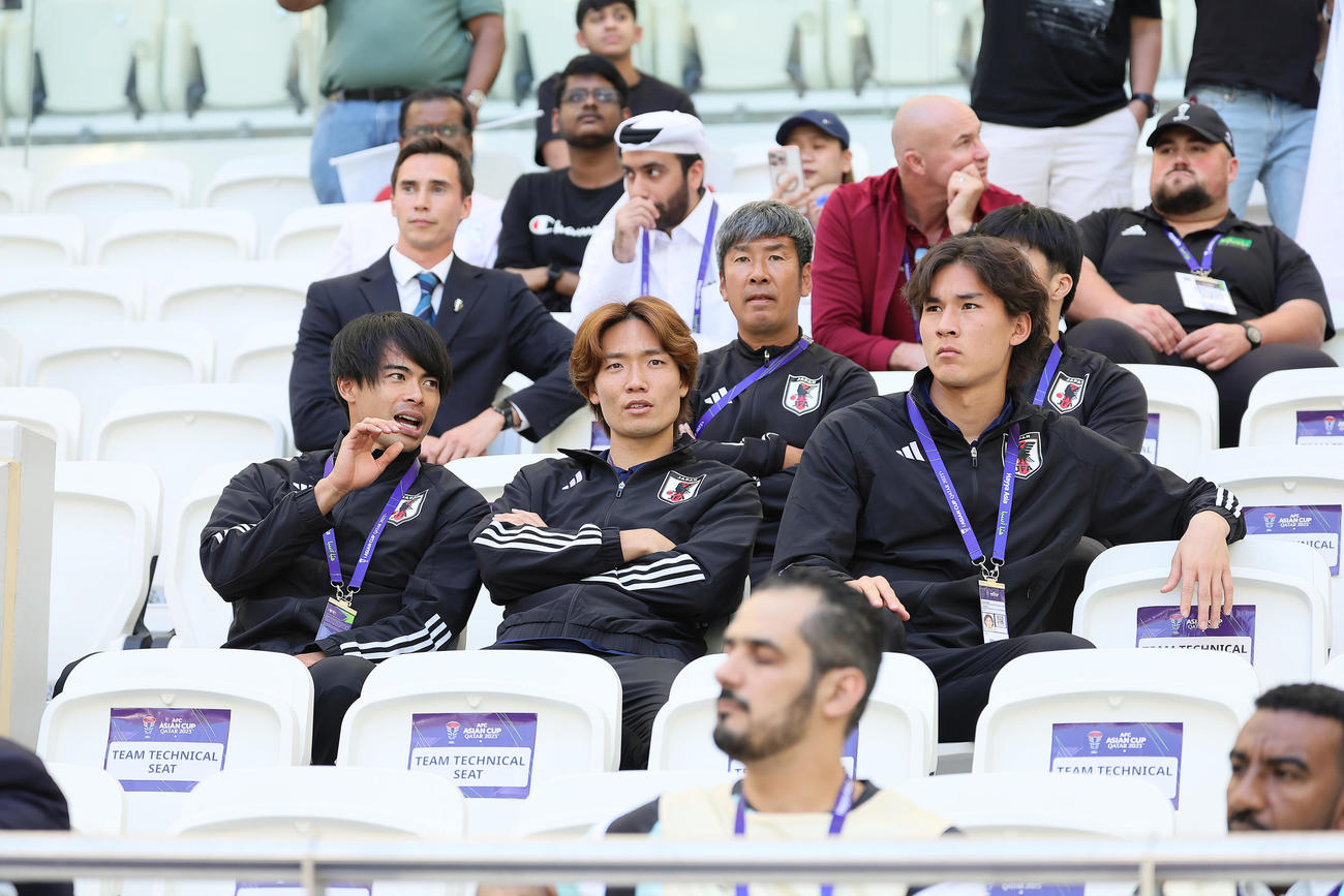 日本対インドネシア　ベンチ外から試合を見守る、三笘（左）、板倉（中央）、GK野沢（撮影・足立雅史）