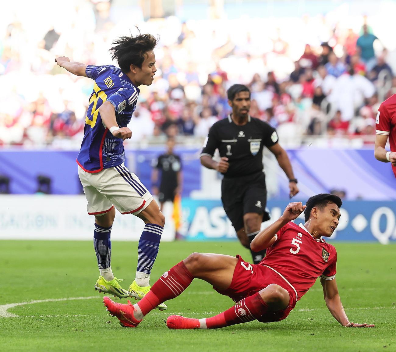 日本対インドネシア　前半、シュートを放つ久保（撮影・足立雅史）