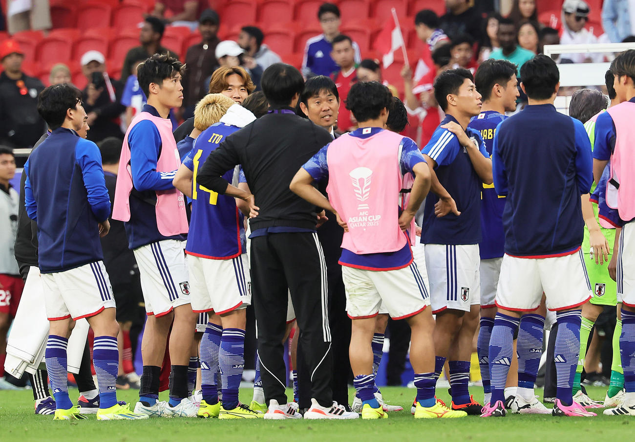 日本対インドネシア　勝利し円陣を組み、選手らに話す森保監督（中央）（撮影・足立雅史）