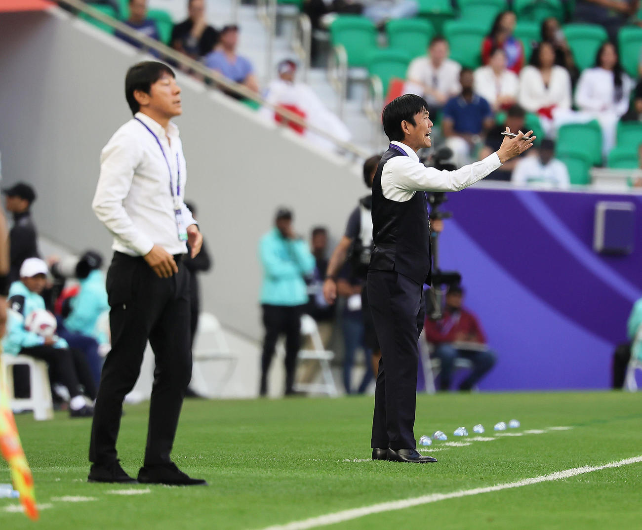 日本対インドネシア　前半、大声で指示を出す森保監督。手前は申台竜監督（撮影・足立雅史）