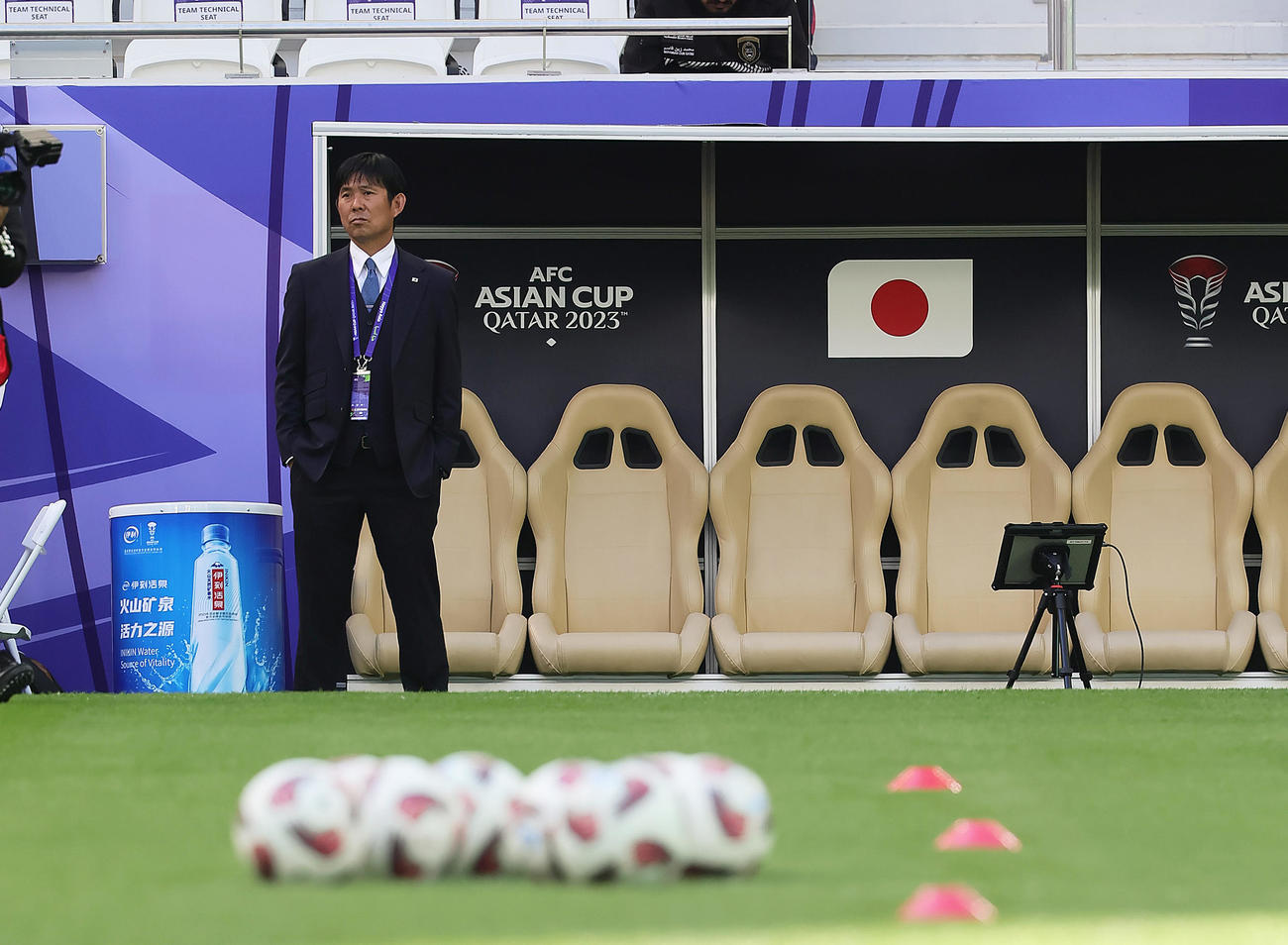 日本対インドネシア　試合前、ピッチを見つめる森保一監督（撮影・足立雅史）