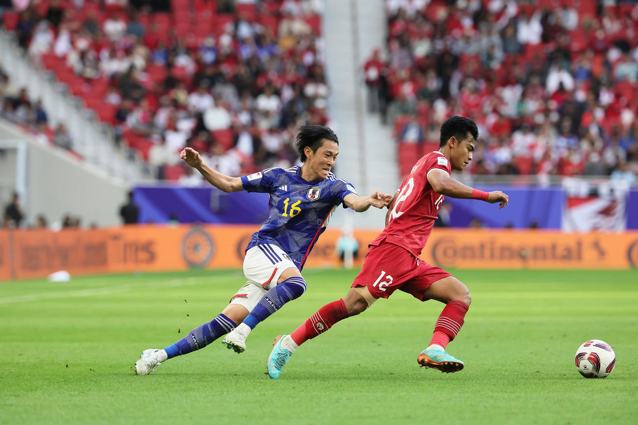 日本対インドネシア　後半、競り合う毎熊（撮影・足立雅史）