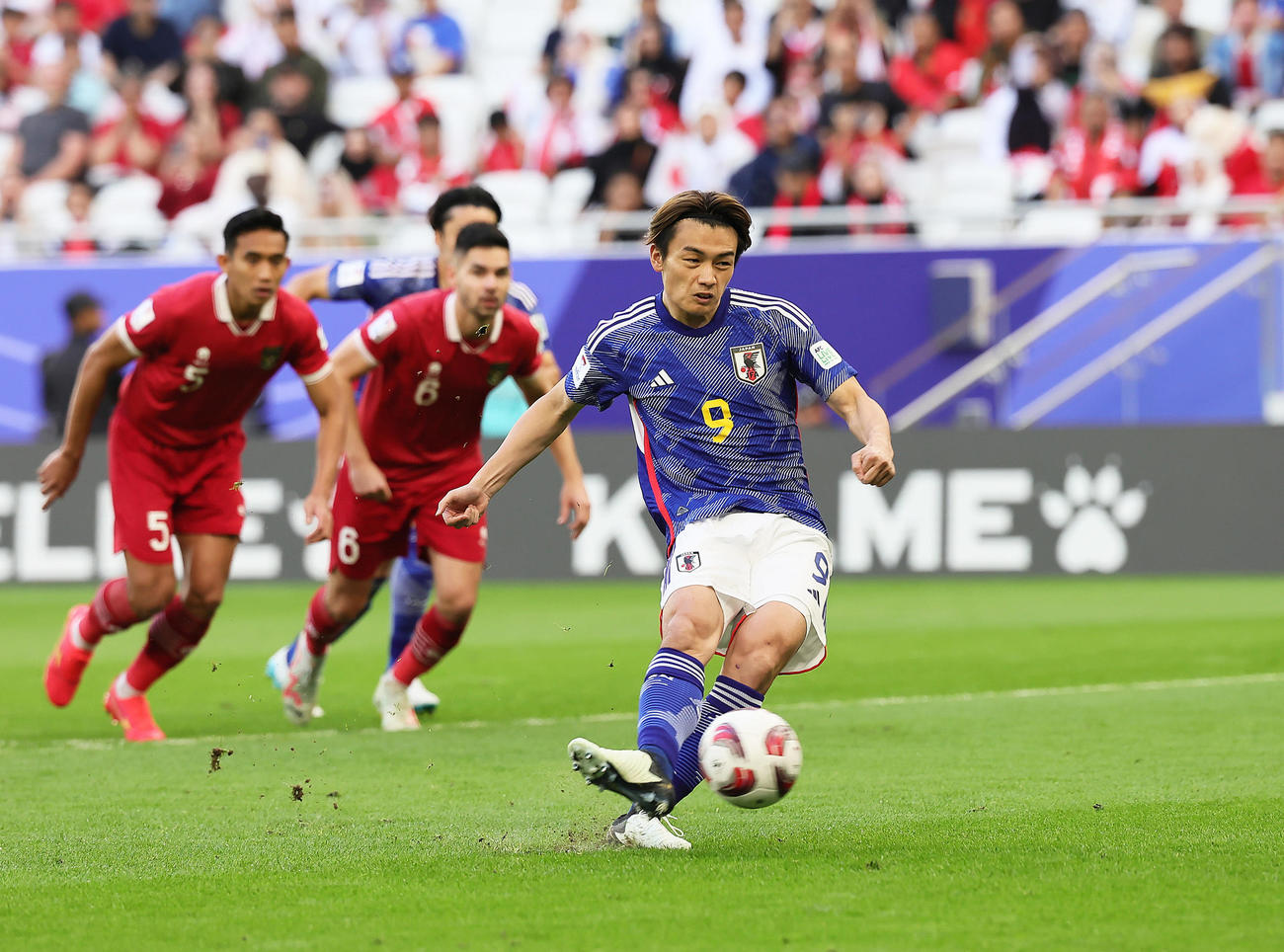 日本対インドネシア　前半、PKで先制する上田（撮影・足立雅史）