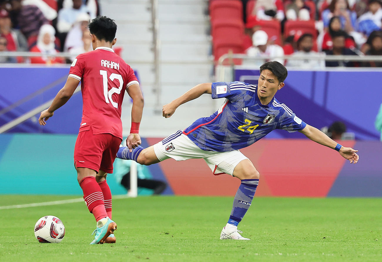 日本対インドネシア　後半、相手にプレッシャーをかける渡辺（撮影・足立雅史）