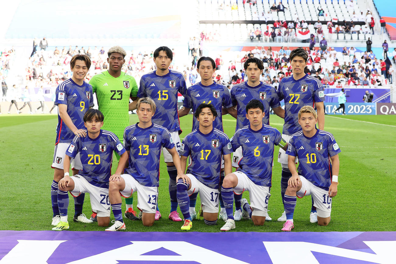 日本対インドネシア　試合前に記念撮影する日本代表の先発メンバー。前列左から久保、中村、旗手、遠藤、堂安、後列左から上田、GK鈴木、町田、毎熊、中山、冨安（撮影・足立雅史）　