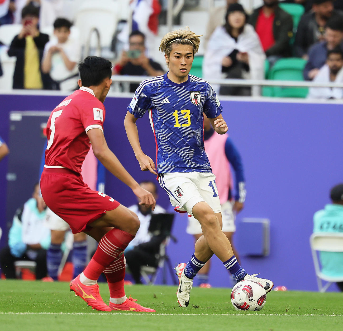 日本対インドネシア　後半、ドリブルする中村（右）（撮影・足立雅史）