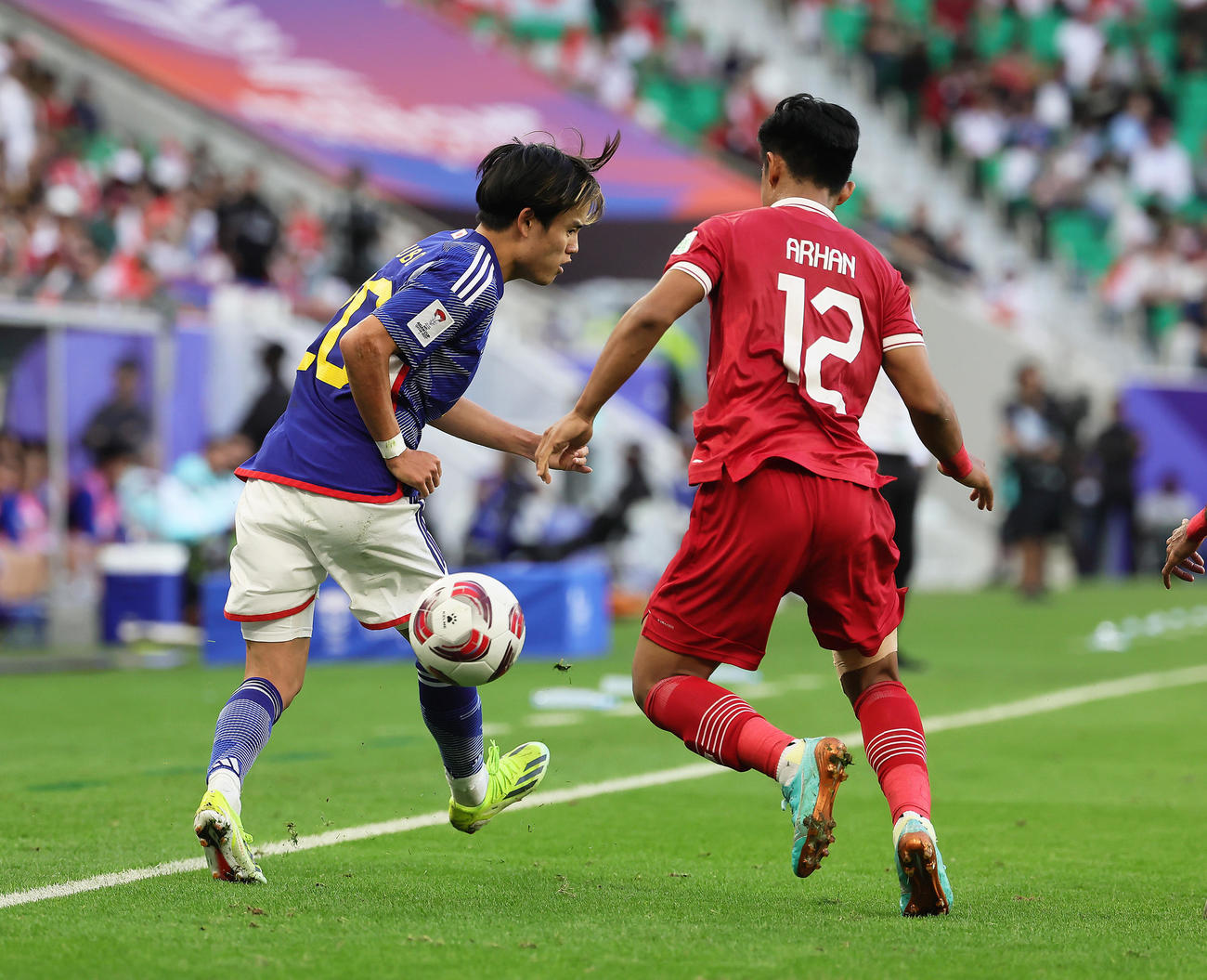 日本対インドネシア　前半、ヒールパスを出す久保（撮影・足立雅史）