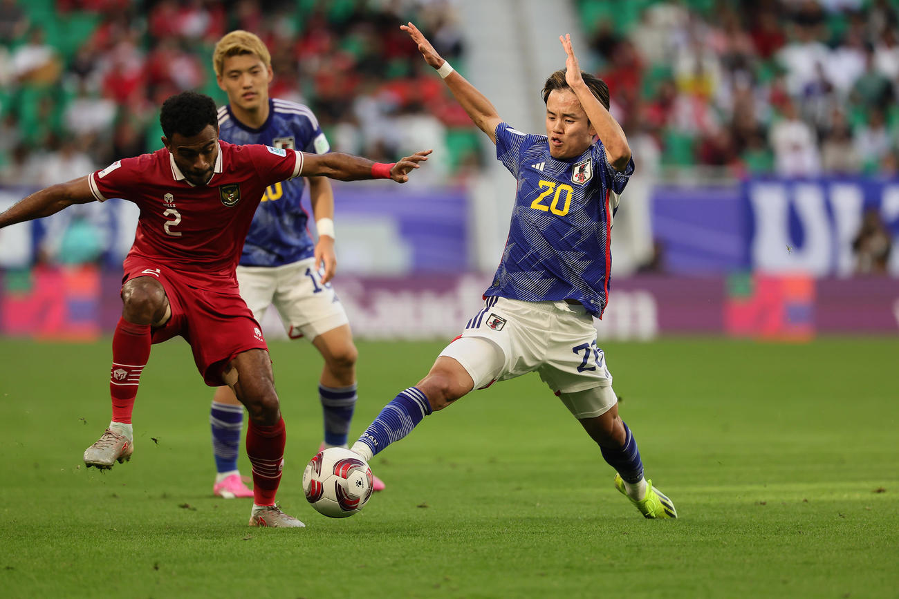 日本対インドネシア　前半、タッチライン際で競り合う久保（撮影・足立雅史）