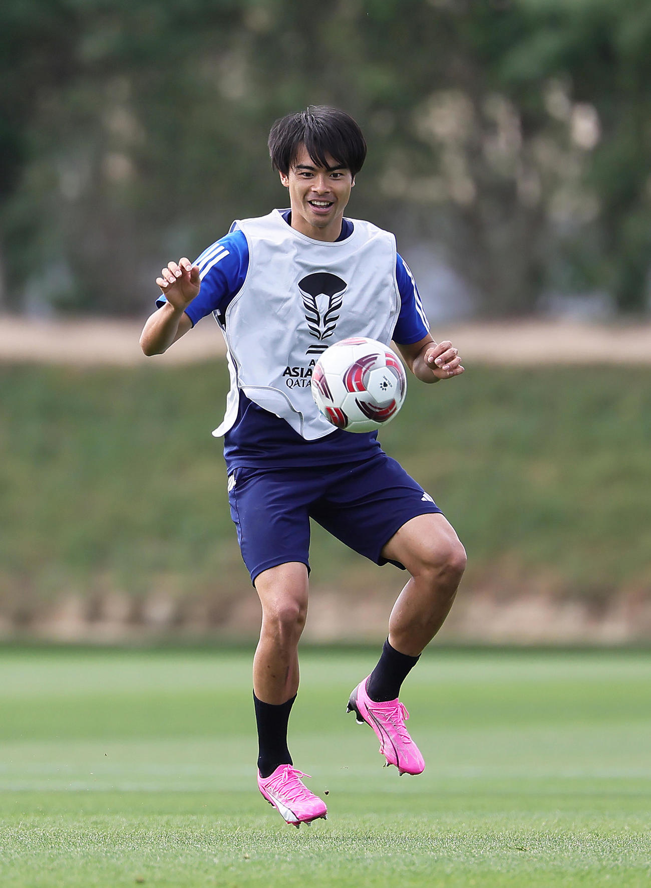 練習中、笑顔を見せる三笘（撮影・足立雅史）