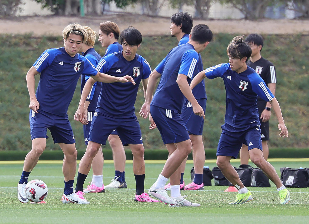 練習でボールを追う、左から中村、三笘、渡辺、久保（撮影・足立雅史）